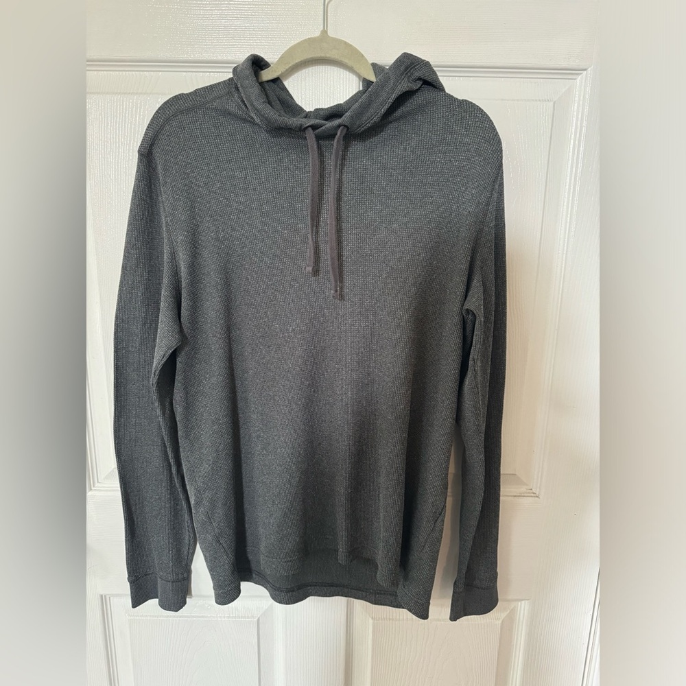 Men’s Under Armour one sleeve hooded top